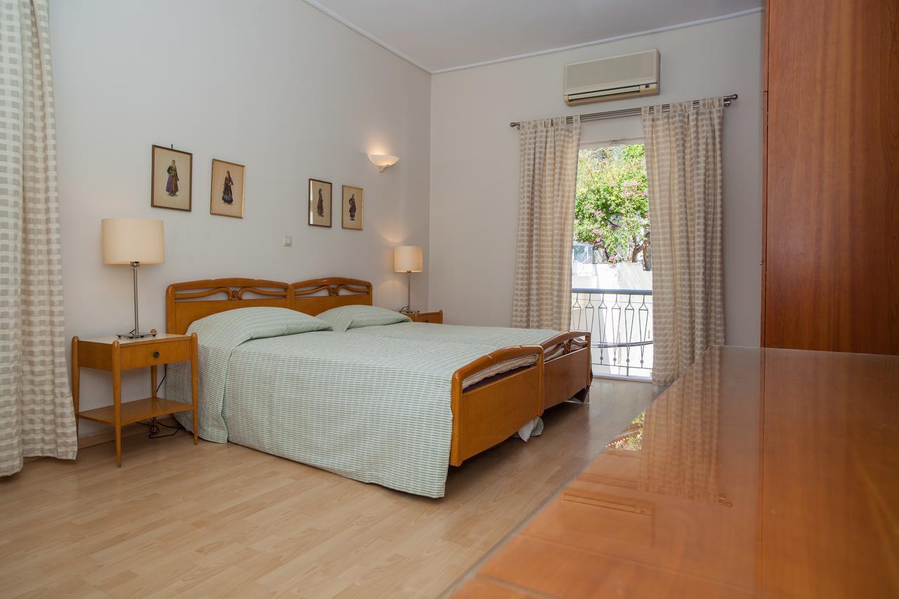 Hotel Saron Poros Town Buitenkant foto